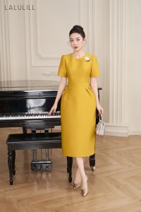 ĐẦM LIỀN DÁNG ĐỨNG HAI LY CHÉO TAFFETA VÀNG