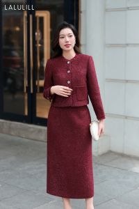 ÁO VEST CỔ TRÒN KẸP BÈO DÁNG SUÔNG NGẮN DẠ TWEED MÀU ĐỎ BURGUNDY