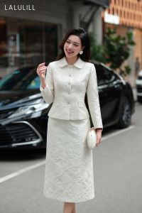 ÁO VEST DÁNG ÔM CỔ SEN GẤM TRẮNG HOA NỔI