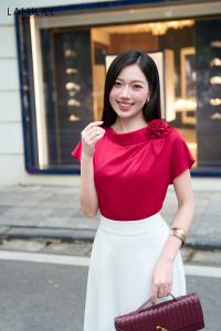 ÁO SƠ MI LỤA CỔ THUYỀN HOA VAI ĐỎ